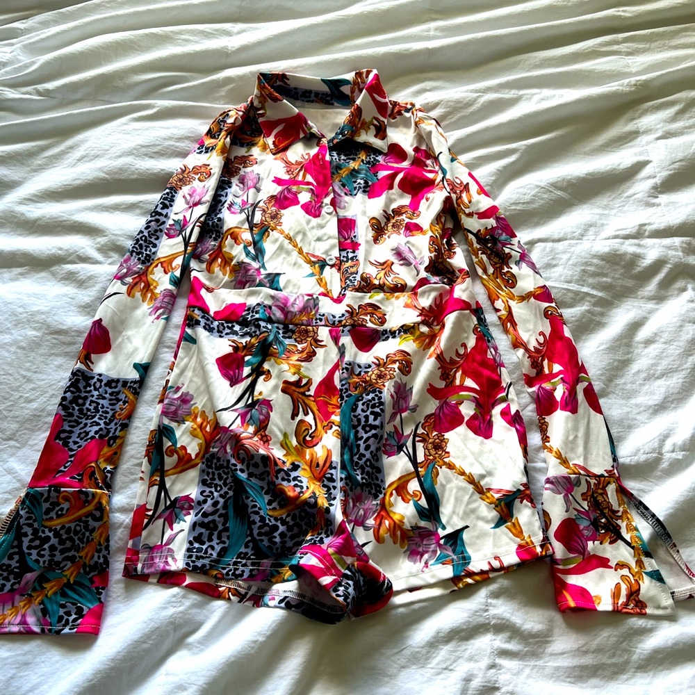 Long sleeve short set, one piece, with collar on sleeve and neck